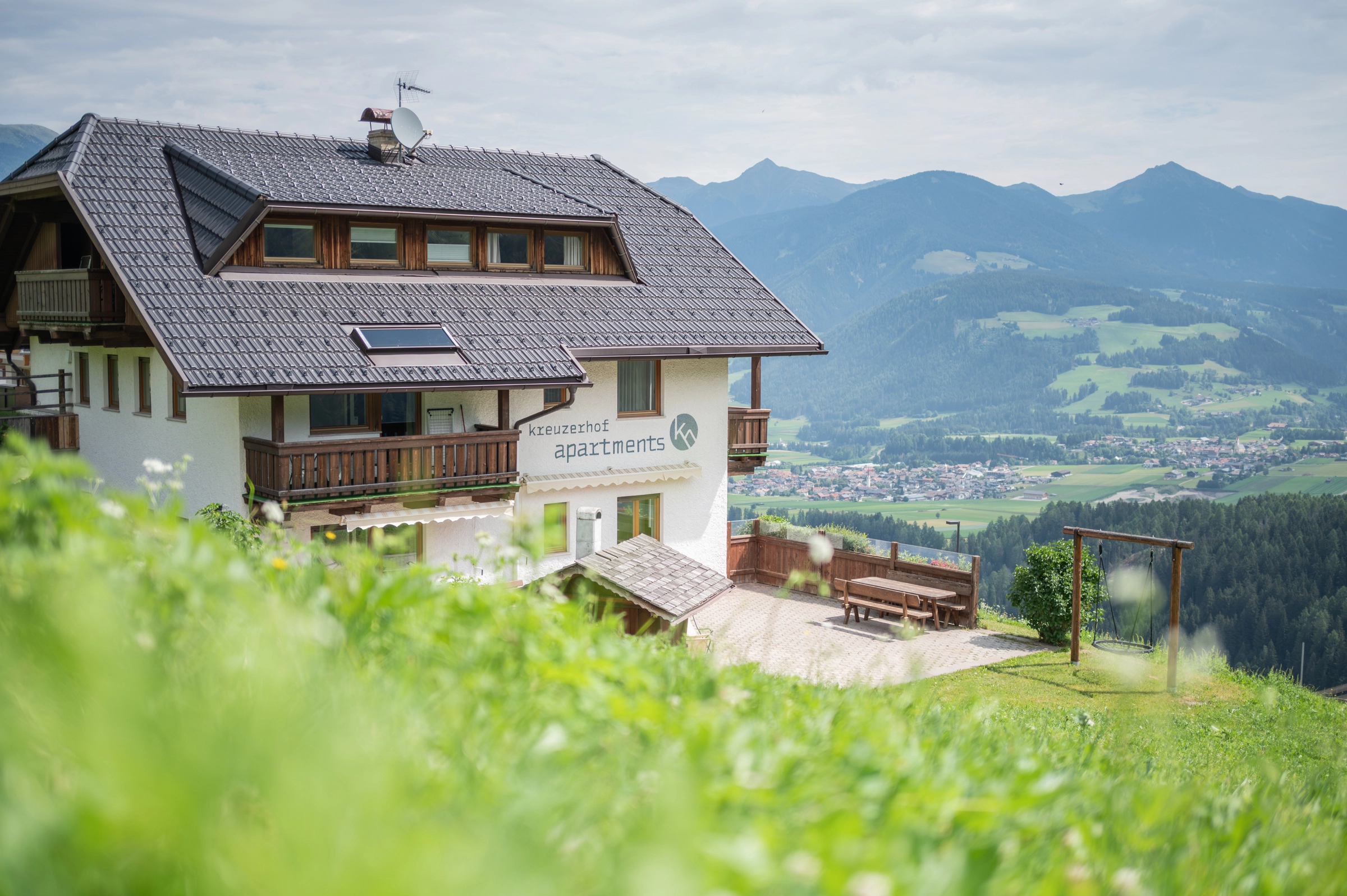 Kreuzerhof vor den Dolomiten