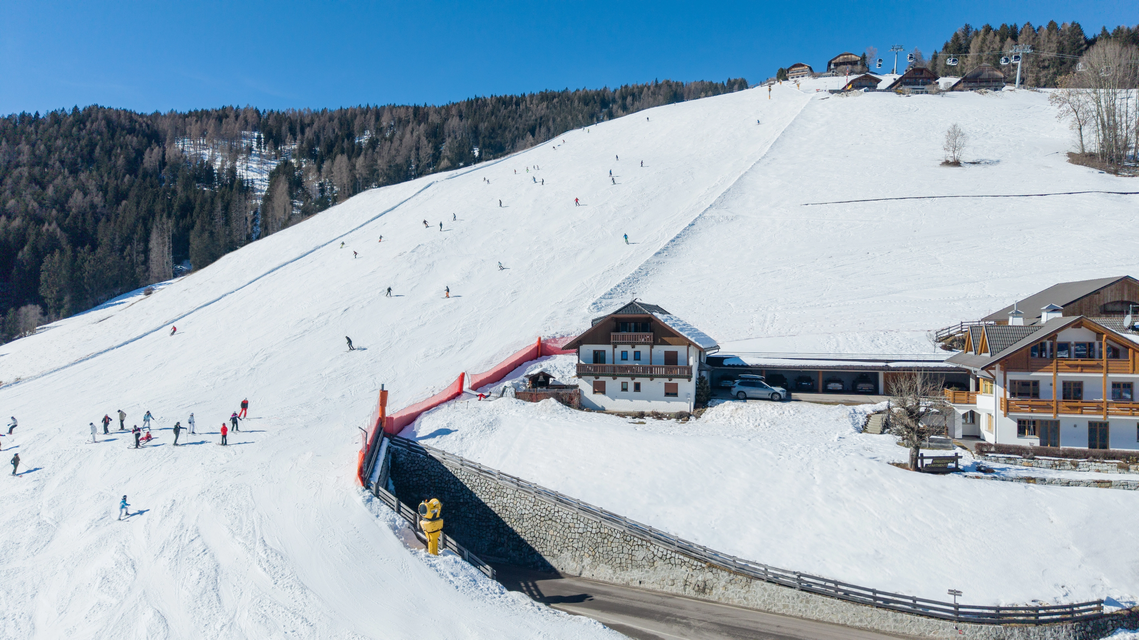 Skipiste und Bergpanorama am Kronplatz