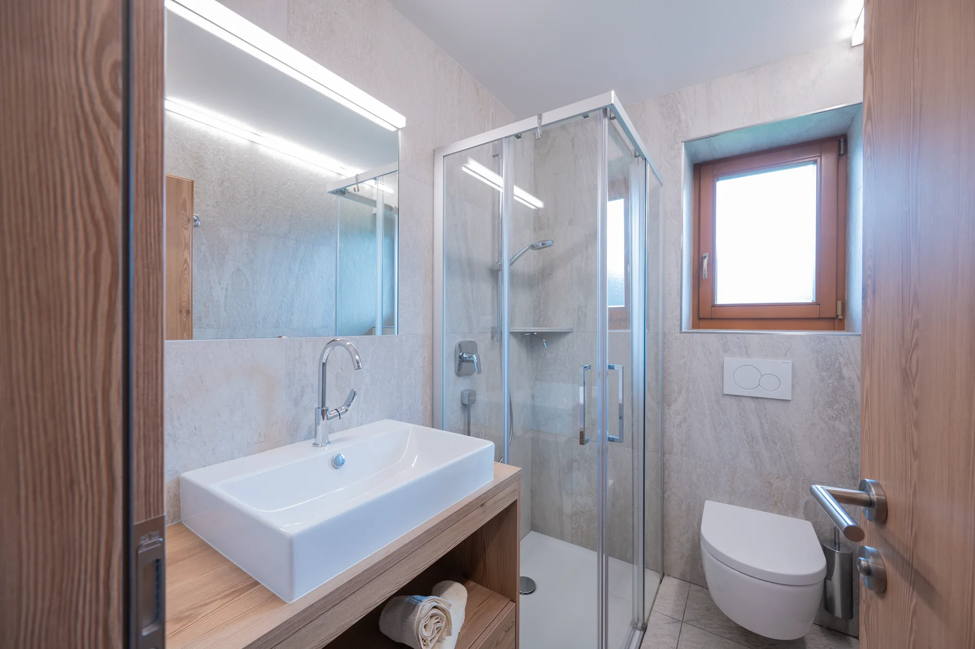 Badezimmer mit Dusche im Apartment Talblick