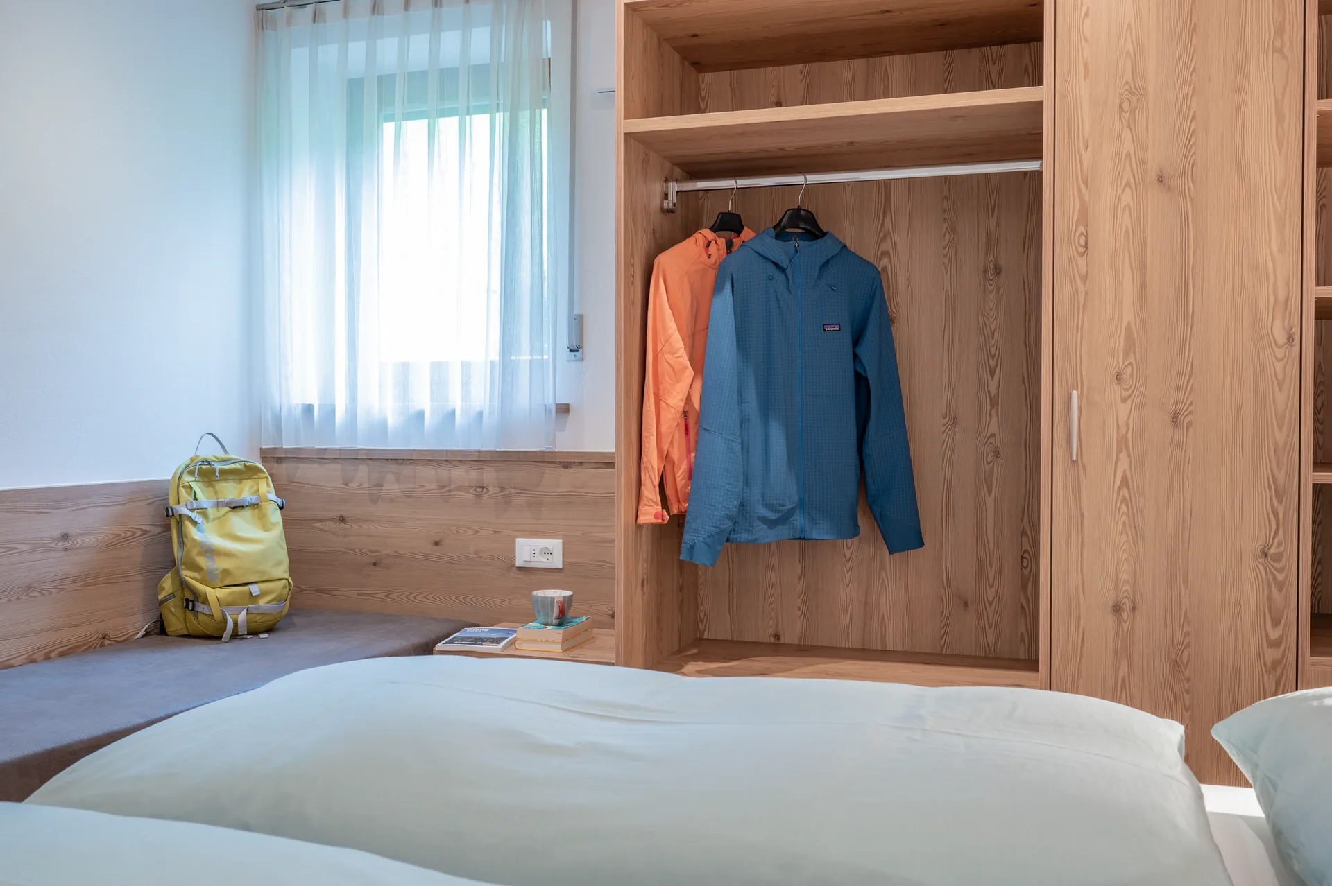 Schlafzimmer und Garderobe im Apartment Bergblick
