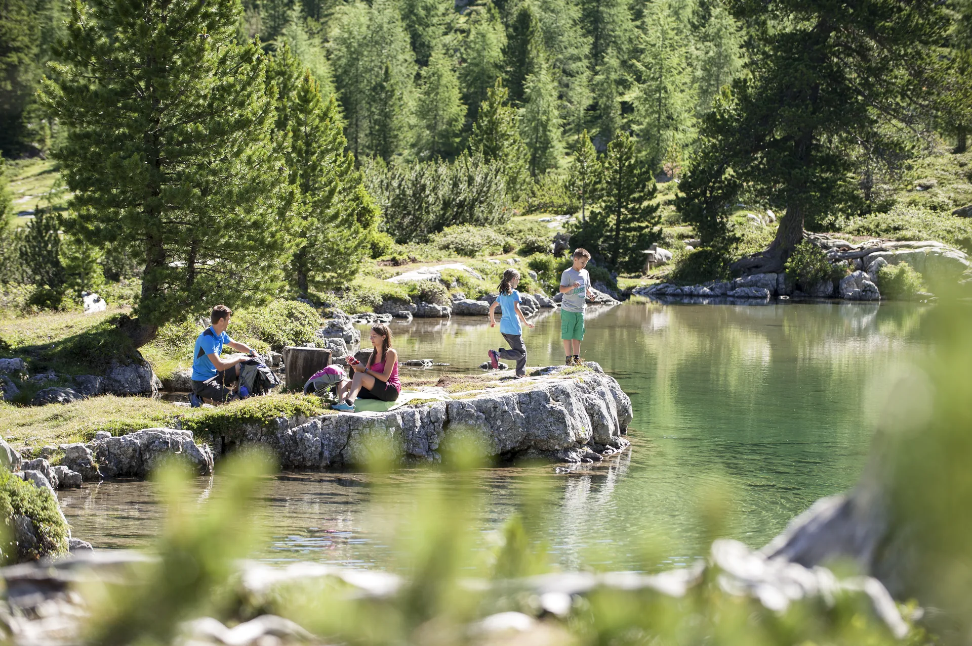Familie an einem Bergsee im Sommer