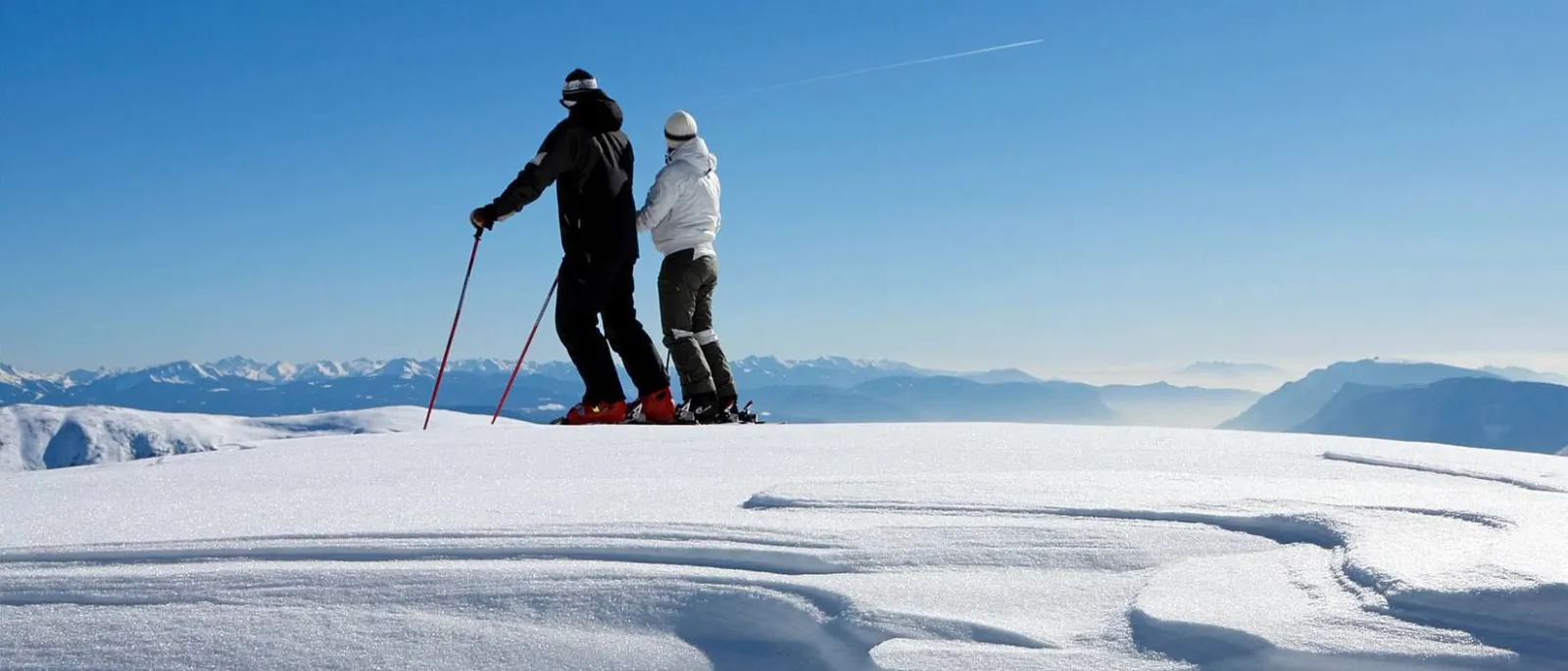 Skifahrer vor dem Südtiroler Bergpanorama